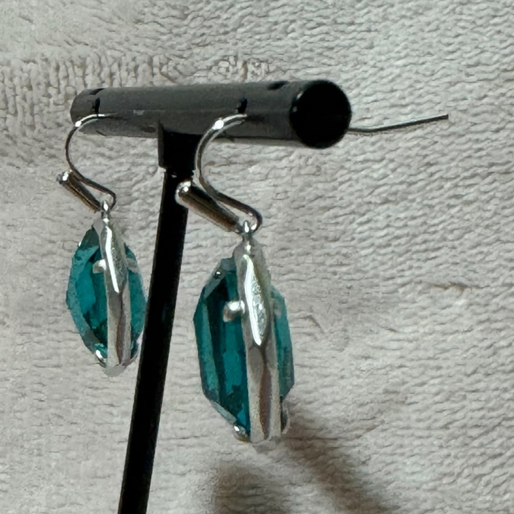 Kendra Scott Cynthia Gold Earrings in London Blue - Picture 4 of 9